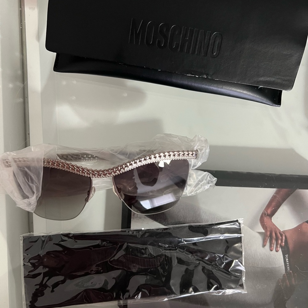 Cat eye Moschino Sunglasses🔥